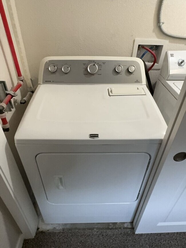 Building Photo - Utilities Included - 1 Bed 1 Bath Apartment