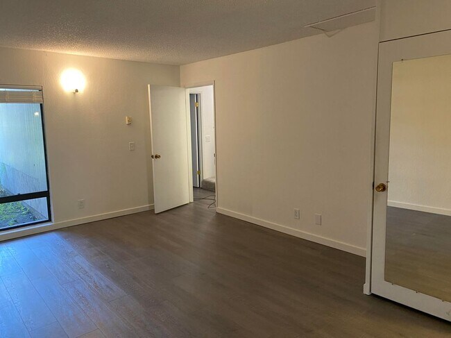 Building Photo - 2101 Shore Line Dr