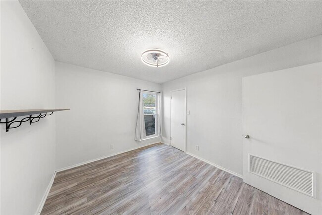 Building Photo - 2401 Manor Rd