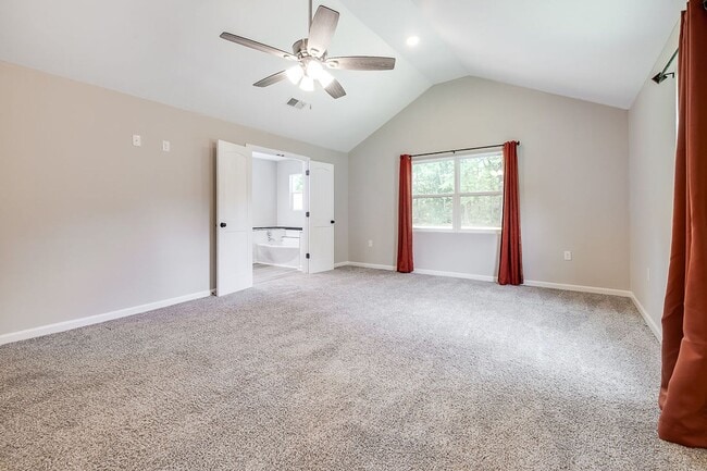 Building Photo - Freshly Painted 4 Bed Home on Huge Lot wit...