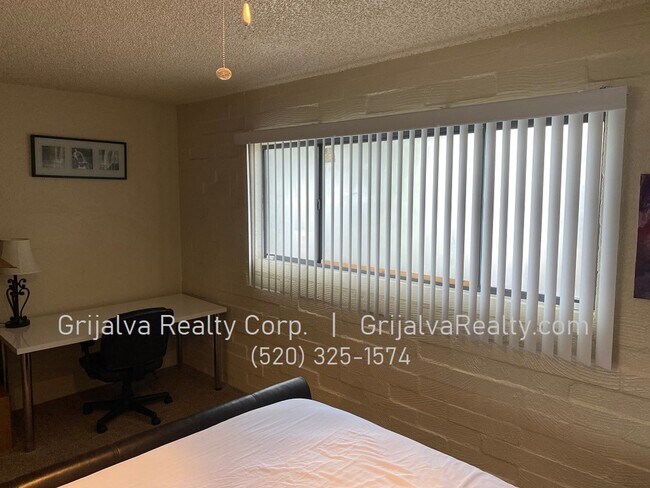 Building Photo - AVAILABLE JUNE - Furnished 2 Bedroom Condo with Community Pool Close to the UofA! (Speedway/Euclid)