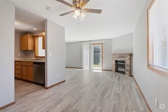 Building Photo - 3 bedroom townhouse with Garage!! Wont las...