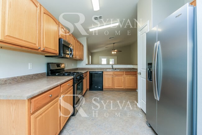 Building Photo - Check out this fantastic 3Br 2Ba home!