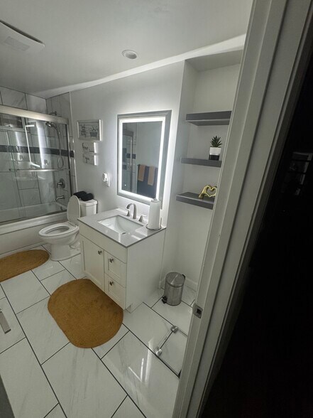 Up stairs bathroom - 1728 Beacon Dr