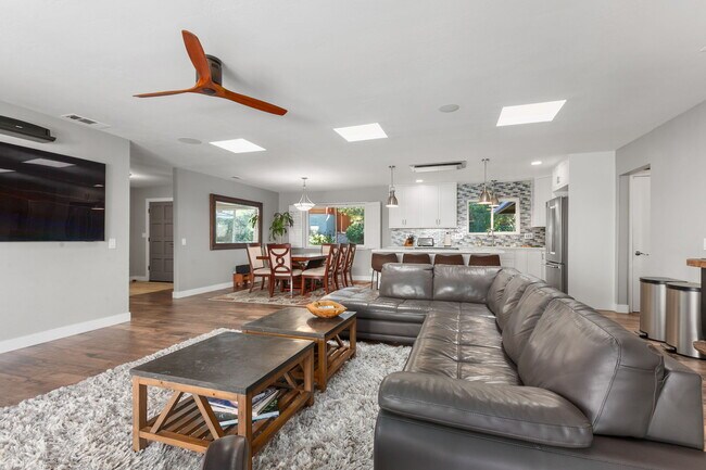 Building Photo - 3000 Azahar St