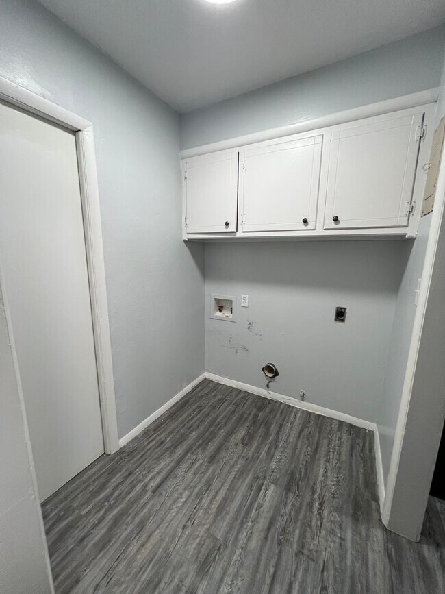 Building Photo - Must see 3 bed, 1 1/2 bath home near Downt...