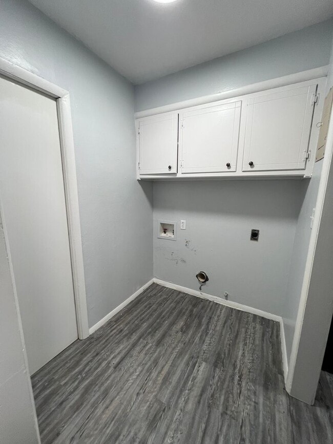 Building Photo - Must see 3 bed, 2 bath home near Downtown ...