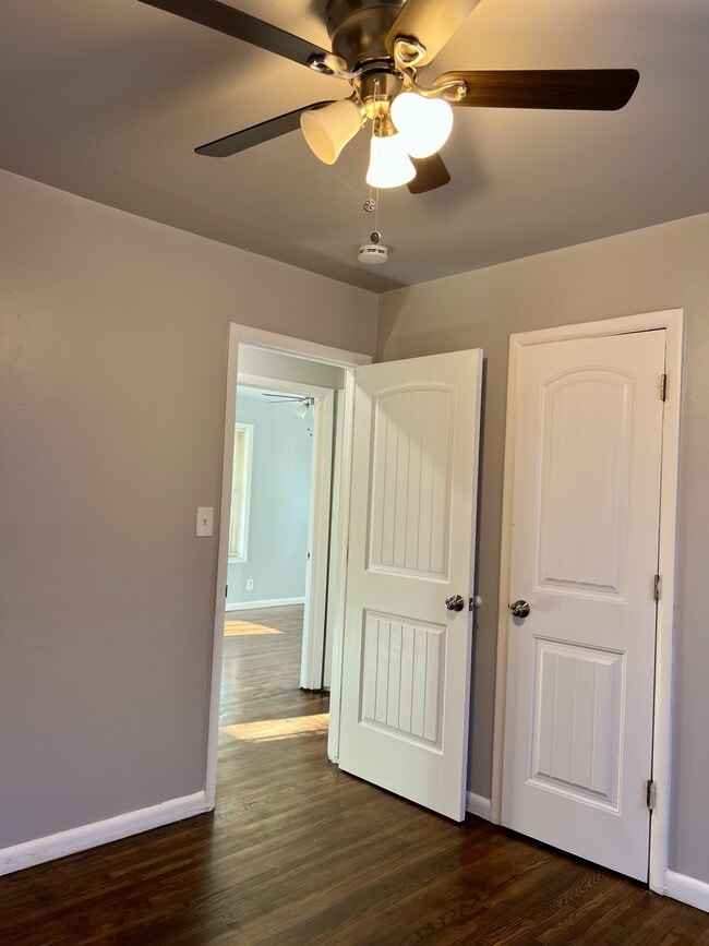 Building Photo - 107 N Gillette Ave