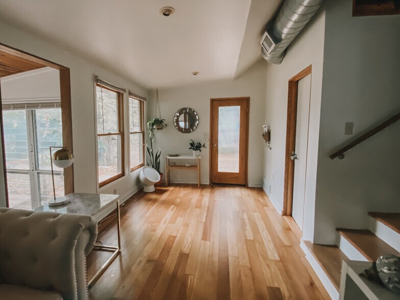 Entry/Living - 2012 Harbert Ave