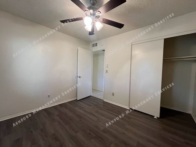 Building Photo - 3 BEDROOM 2 BATHROOM IN PHOENIX WITH TONS ...