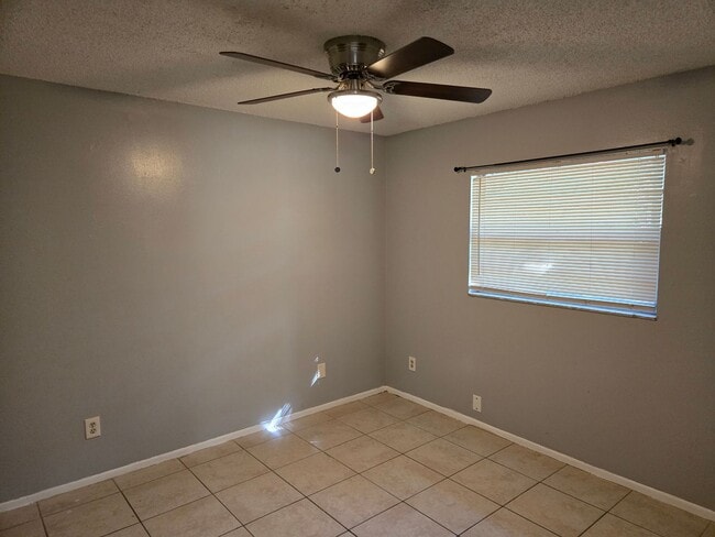 Building Photo - Cute and Convenient!