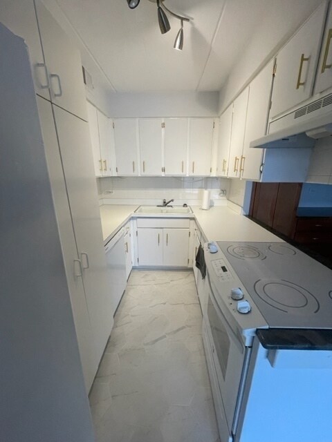 Building Photo - 1301 N Western Ave