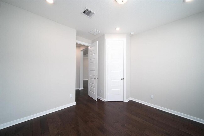 Building Photo - 4715 Hollow Tree Dr