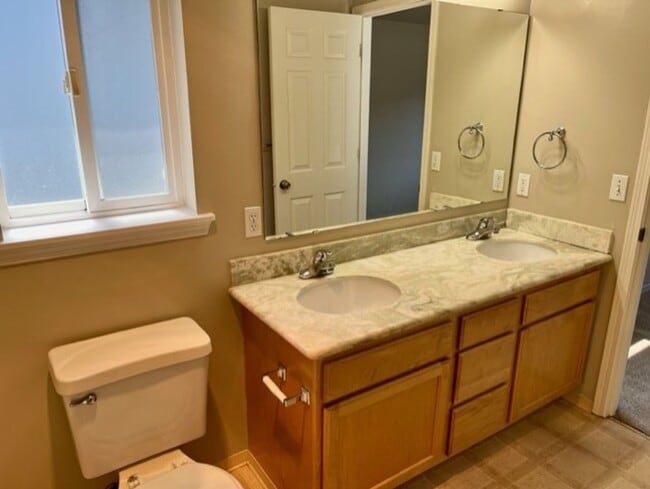 Building Photo - Greenwood Townhome