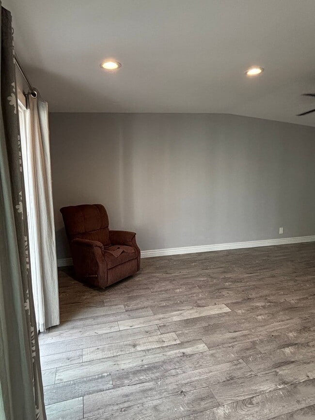 Building Photo - MARKEITNG SPECIAL $500 OFF SECOND MONTHS RENT - Charming & Private Backhouse Studio in Desirable ...