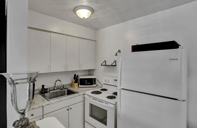 Building Photo - 820 NE 16th Ave