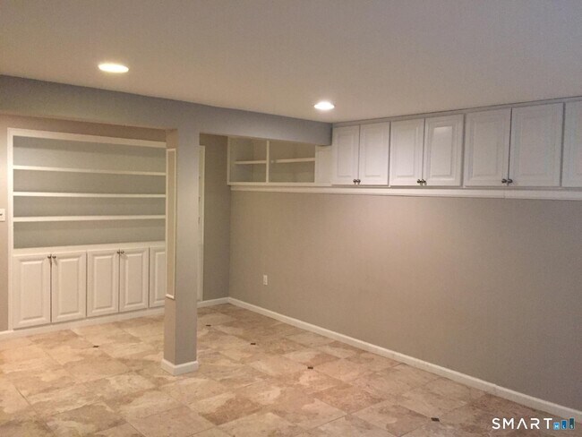 Building Photo - 163 MacGregor Dr