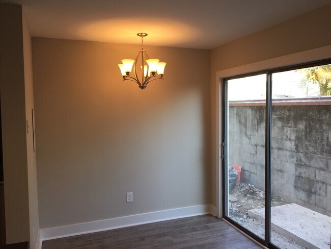 Building Photo - 2 Bedroom 1.5 Bath Townhouse - Downtown Charleston