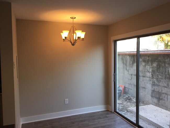Building Photo - 2 Bedroom 1.5 Bath Townhouse Downtown Char...