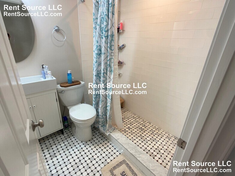 Building Photo - 537 Main St