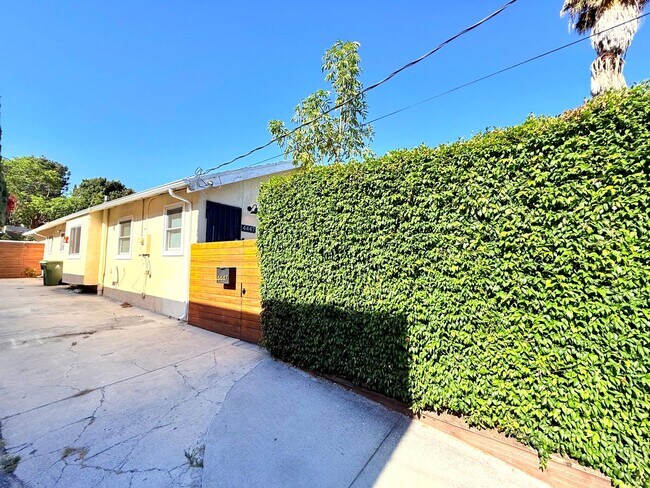 Building Photo - 4447 Lockwood Ave