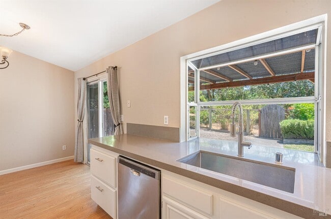 Building Photo - 943 Foothill Dr