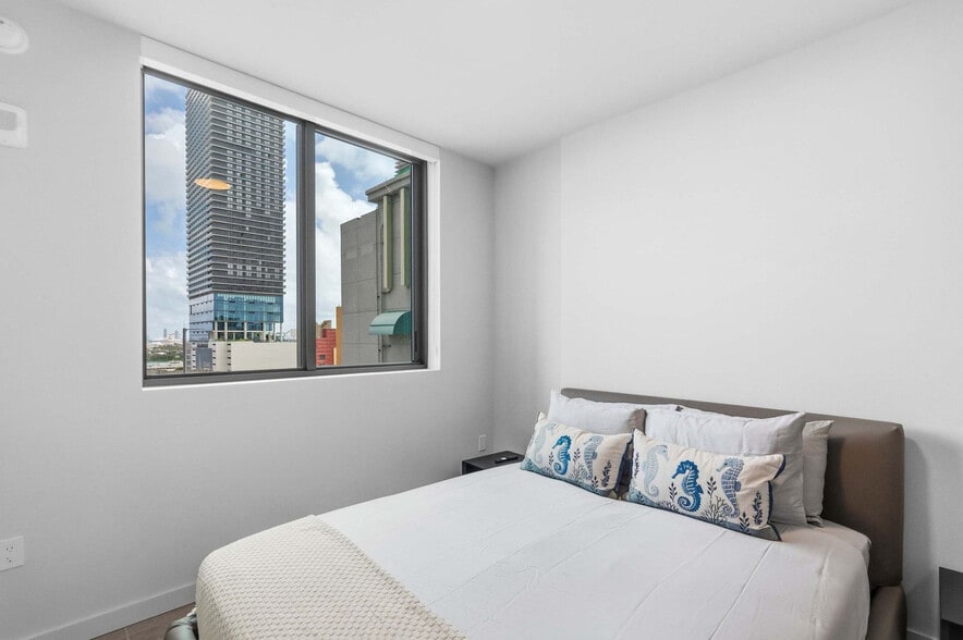 Building Photo - 121 NE 5th St