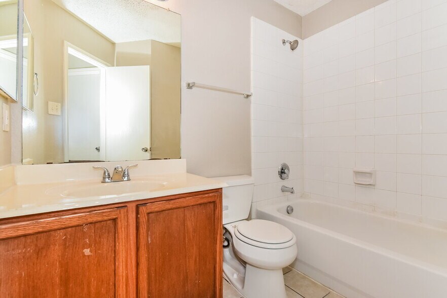 Building Photo - 1112 Alexandria Dr