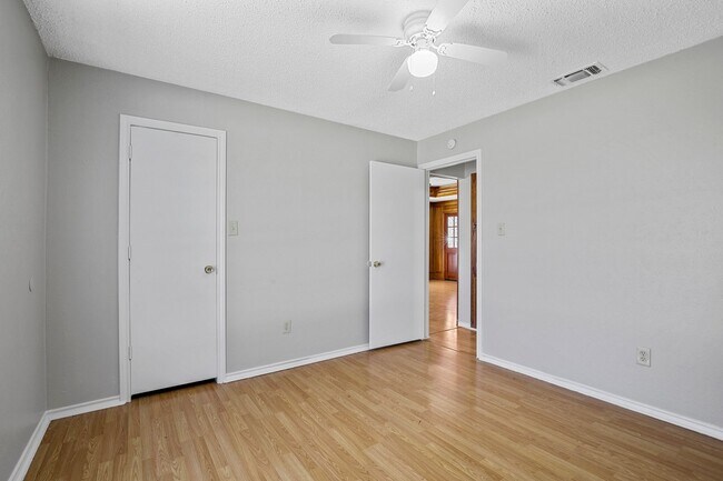 Building Photo - 226 E Pritchard Ln