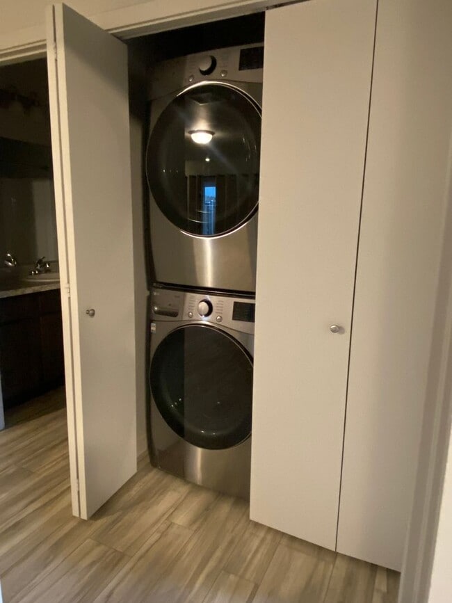 Building Photo - Modern 3 Bedroom, 2 Bathroom Townhouse for...