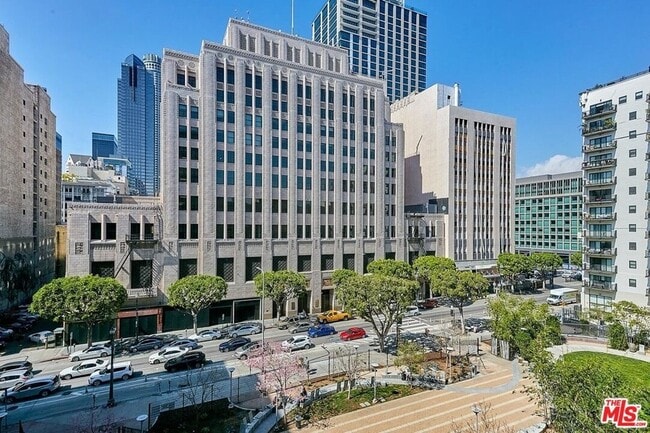Building Photo - 460 S Spring St