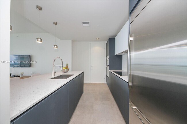 Building Photo - 1300 Brickell Bay Dr