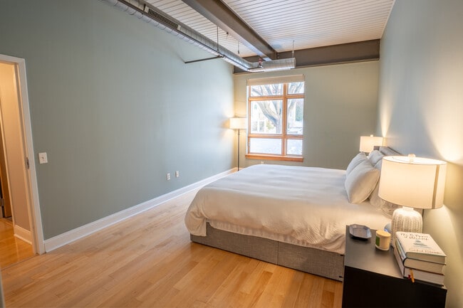 Building Photo - 75 Maple St