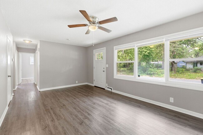 Building Photo - Don't Miss Out on This Charming 3 Bed, 1 Bath Home in South Kansas City!
