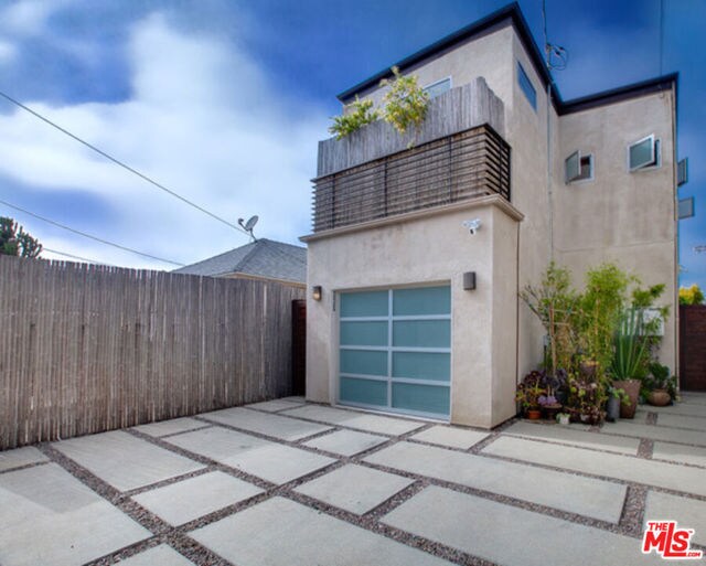 Building Photo - 330 Venice Way