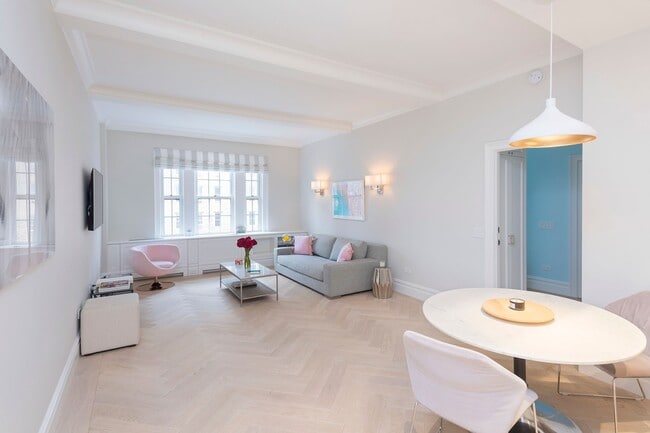 Building Photo - 25 5th Ave