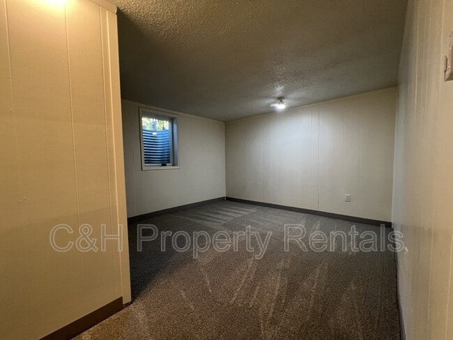 Building Photo - 631 Miles Ave