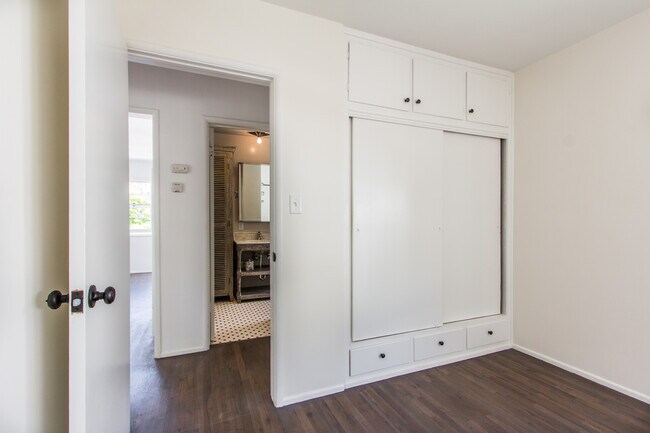 Building Photo - 502 Poinsettia Ave