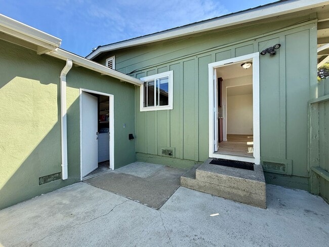 Building Photo - Refreshed 2 Bed/1-Bath Duplex Near Beach & Trails in Fairway Park