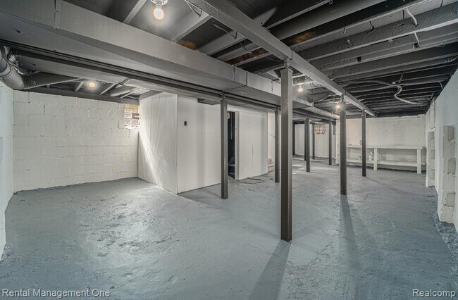 Building Photo - 575 E Drayton St