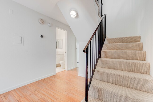 Building Photo - 832 Palm Ave