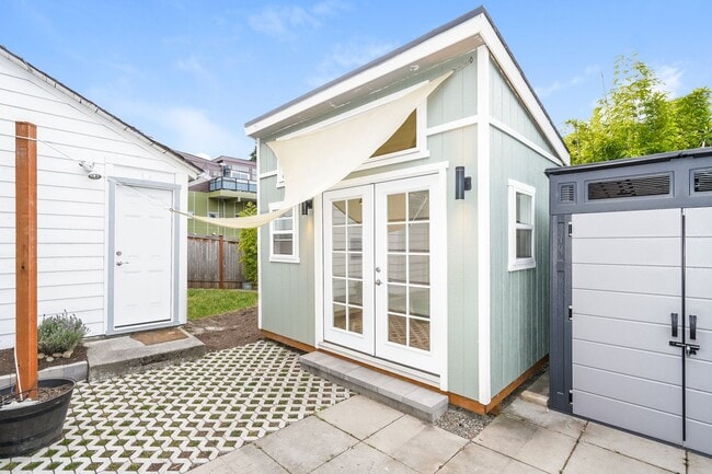 Building Photo - Inviting 3bed Seattle Home with Garage, Yard, and Parking!