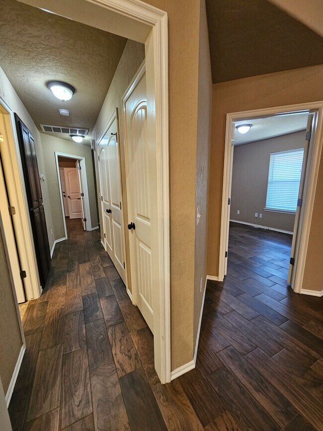 Building Photo - (3) Bed/(2) Bath in SW Moore Avail Early June!