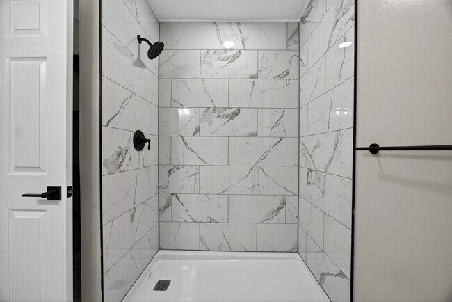 Building Photo - 2218 Holt Dr