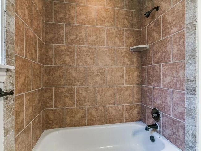 Building Photo - Spacious 4 Bed 2 Bath + Bonus Room In Edmond