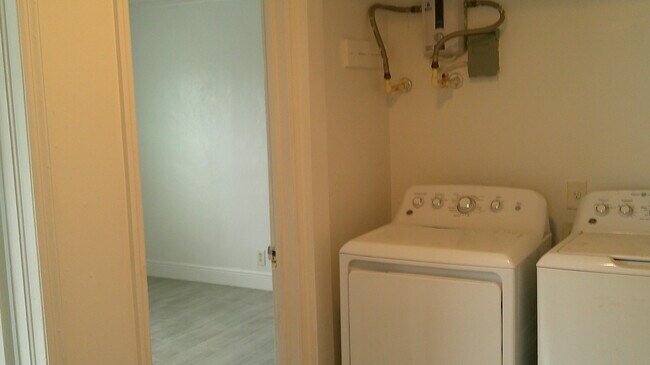 Building Photo - 900 W 9th St