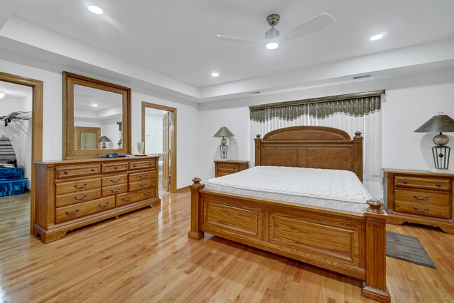 Building Photo - 9131 Delphia St