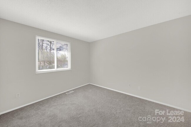 Building Photo - 6230 Holly Knoll Dr
