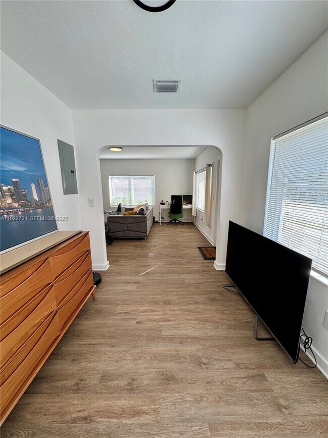 Building Photo - 1215 NE 109th St