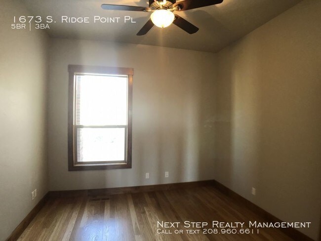 Building Photo - 5 bed 3 bath - Right Next to Table Rock